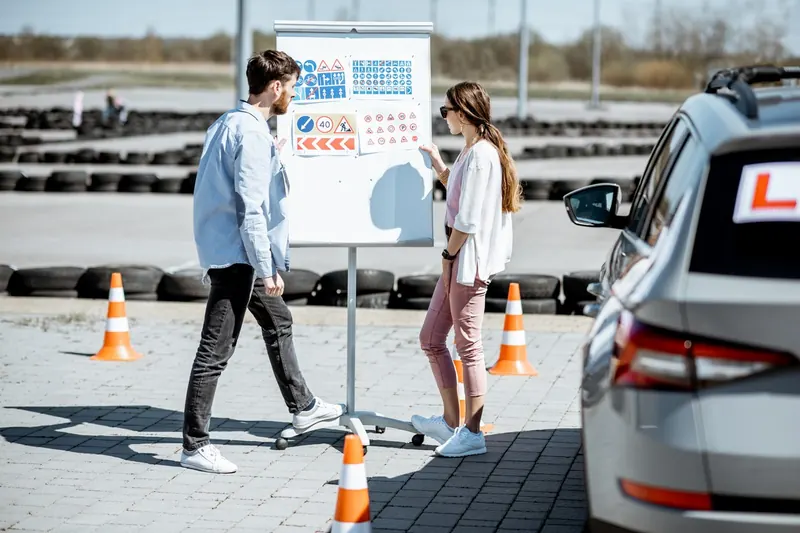 Trafik levhalarıyla çalışan sürücü adayı ve eğitmeni