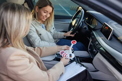 Araç içinde trafik işaretleriyle teorik uygulama