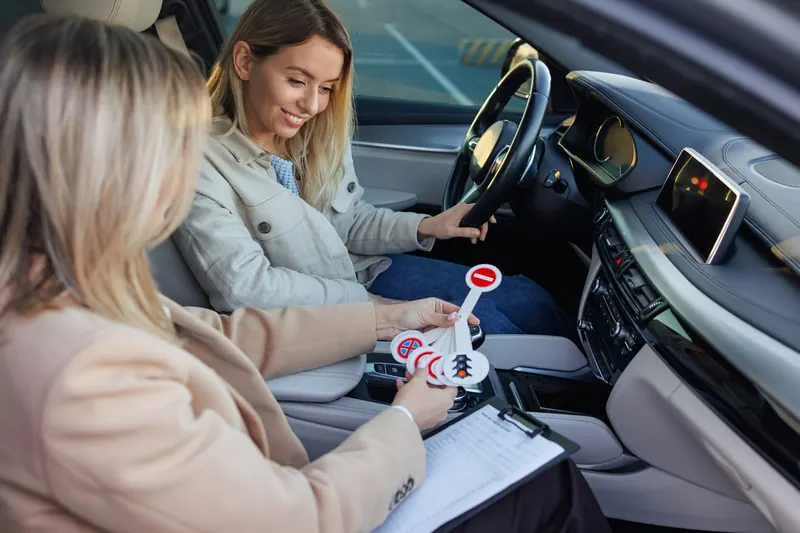 Araç içinde trafik işaretleriyle çalışan kursiyerler