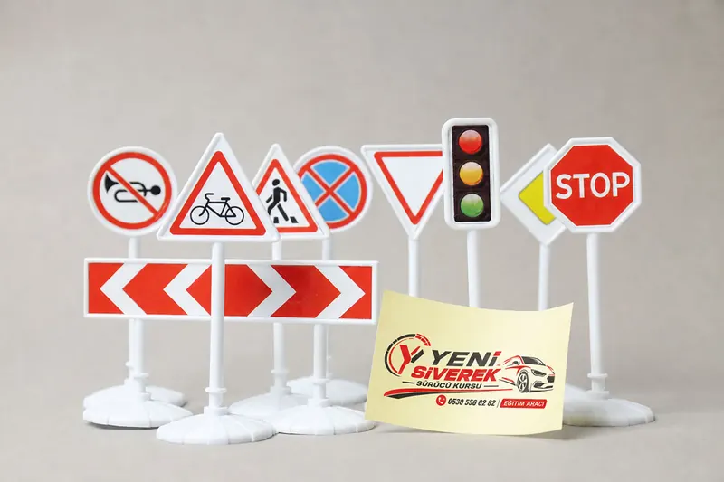 Masa üzerinde trafik levhaları ve eğitim materyali