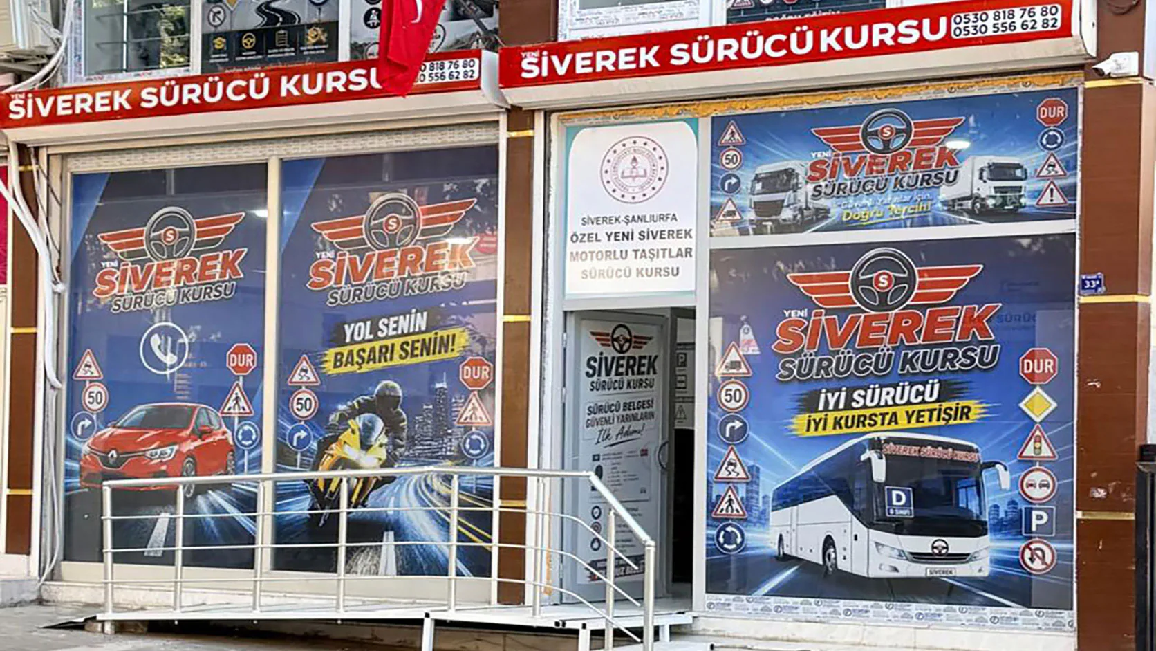Yeni Siverek Sürücü Kursu giriş cephesi, kurs logosu ve İyi sürücü iyi kursta yetişir mesajı. Tabeladaki telefonlar: 0530 818 76 80 ve 0530 556 62 82.